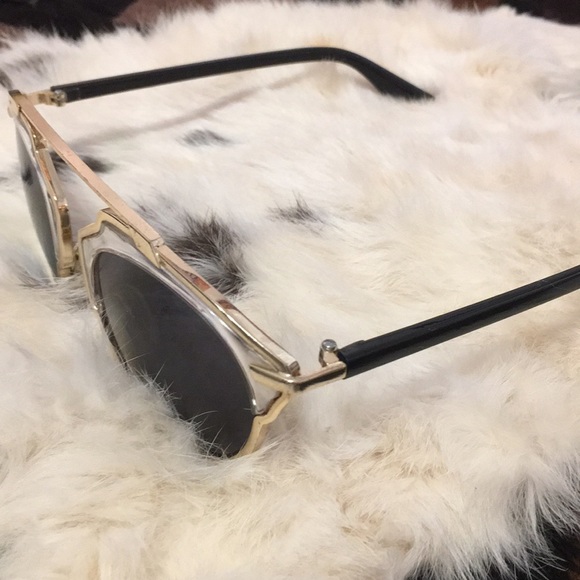 Futuristic style sunglasses - Picture 2 of 2